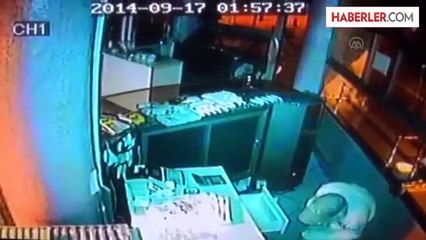 Paraları çaldığı kasadaki borç defterine bakıp kaçtı -