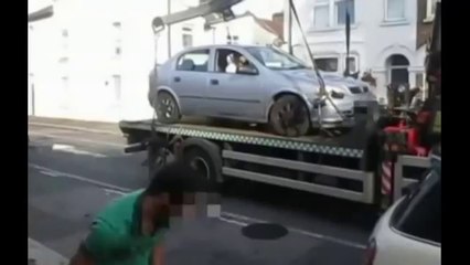 Furieux, il descend lui même sa voiture du camion de la fourrière