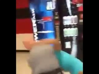 Le prof fait une prise de judo à l'élève