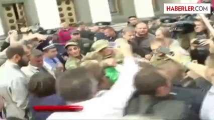 Hükümet Yanlısı Milletvekilini Çöpe Attılar!