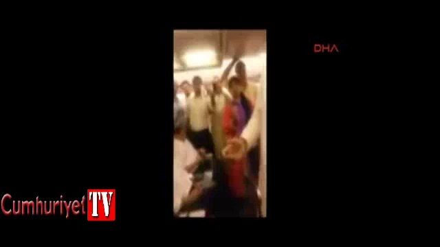 Öfkeli yolcular eski bakanla senatörü uçaktan attılar