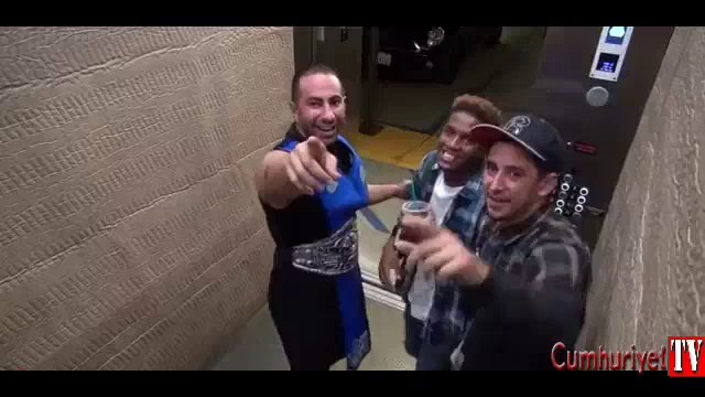 Gizli kamera ile kaydedildi: Asansörde korku dolu anlar