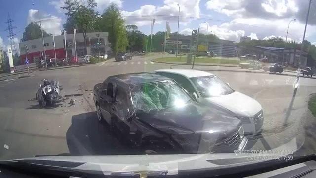Un motard atterrit sur deux voitures ! a voir