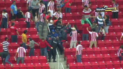 Apareció manta en el Omnilife y provocó golpes