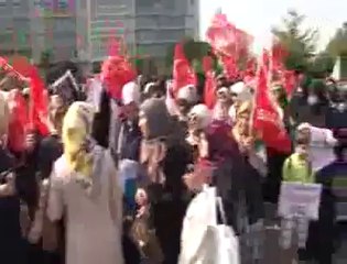 SP'li kadınlardan 'pembe metrobüs' eylemi