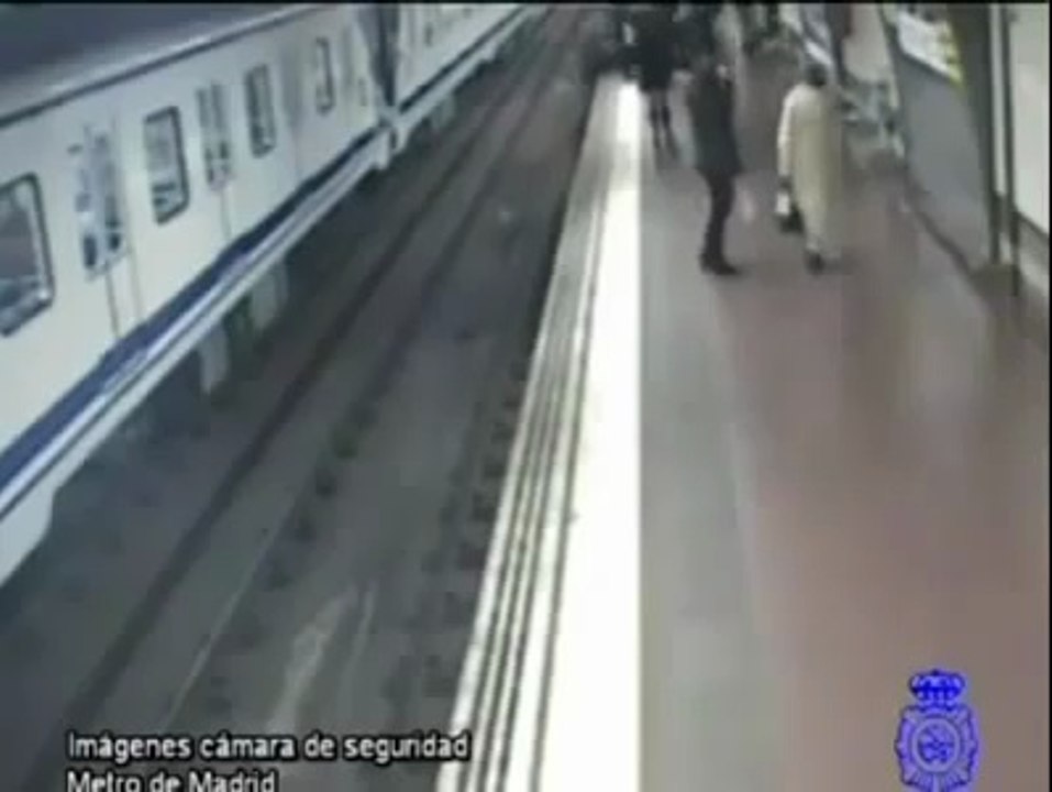 Heroic: Seconds Away From Getting Hit Man Saves Guys Life After Falling Onto Subway Tracks