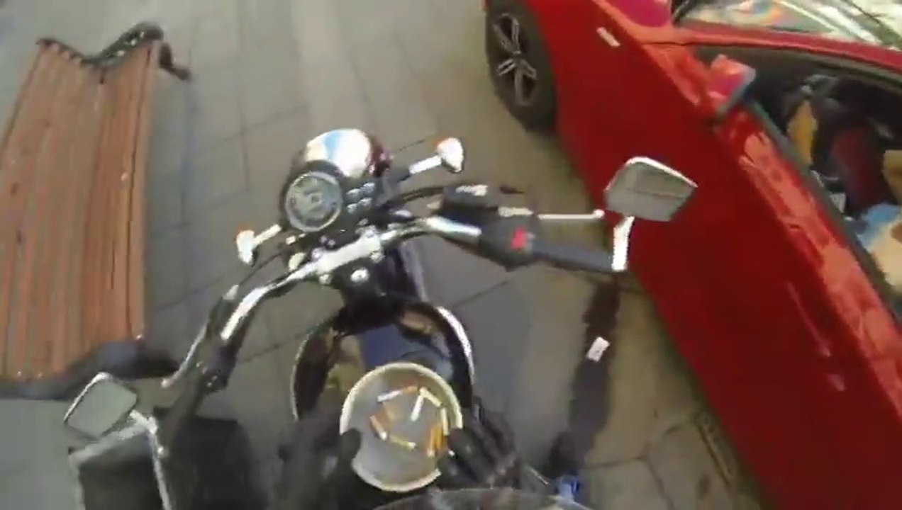 Motorsikletli Son Çöp Bükücü - Sosyal Sorumluluk İçerir