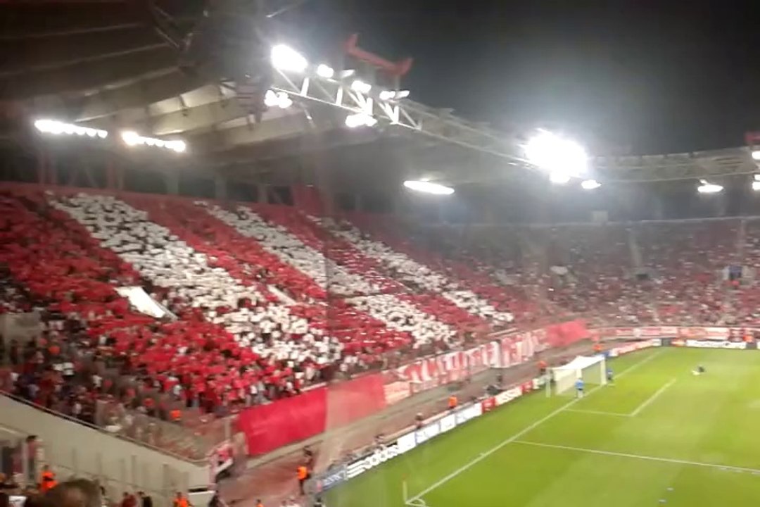 Η είσοδος των παικτών του Ολυμπιακού για προθέρμανση