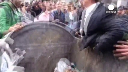 Un député Ukrainien jeté dans une poubelle par une foule en colère!