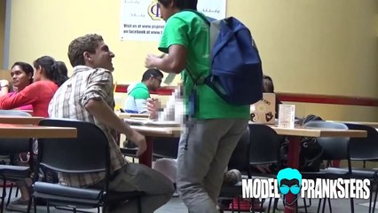 Se faire passer pour une star afin d'obtenir le numéro de filles dans la rue!