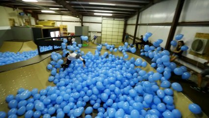 Faire du skate dans un skate park remplit de ballons!