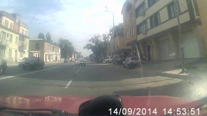 Un automobiliste énervé par un feu rouge trop long...