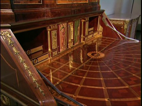 Un bureau plein de cachettes et ouvertures secrètes : The Roentgens Berlin Secretary Cabinet