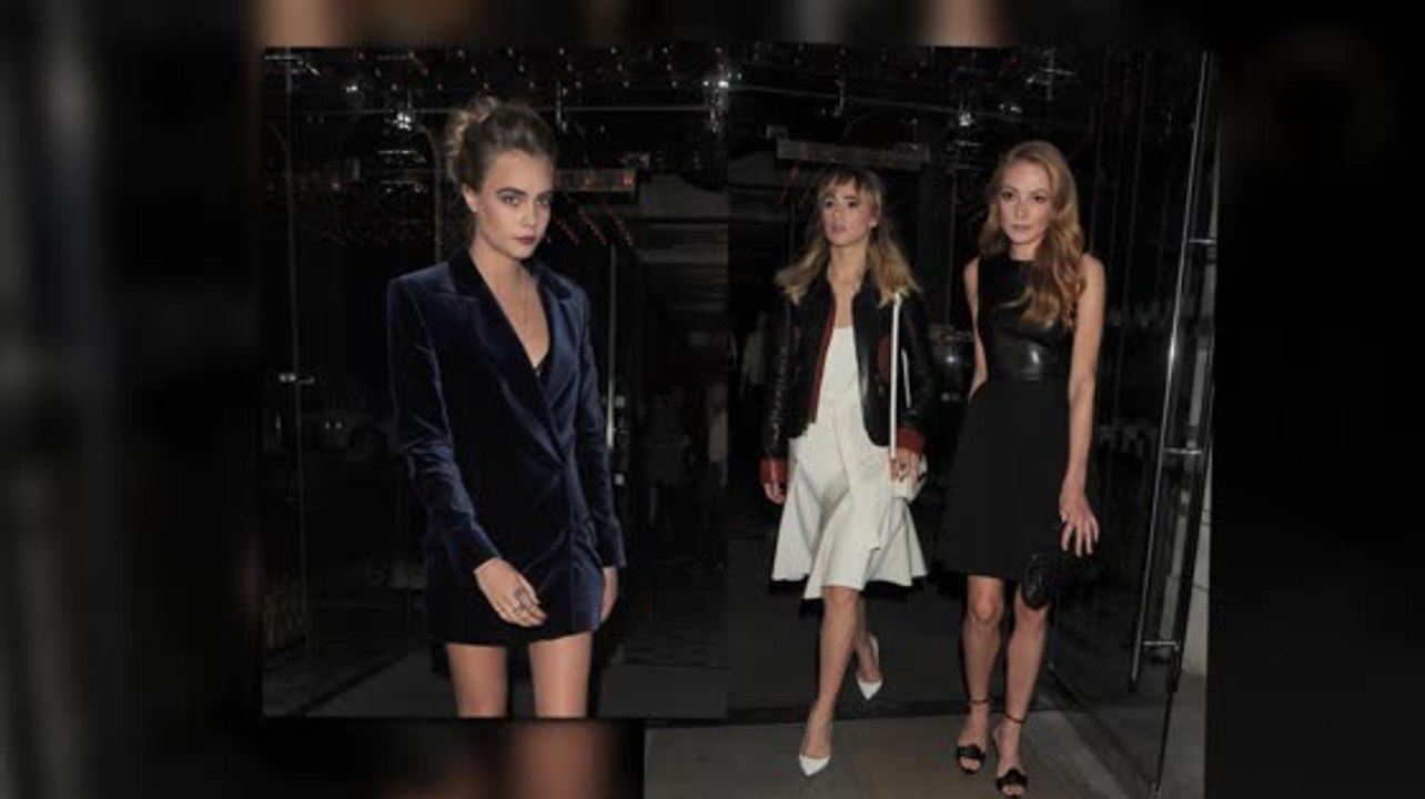 Cara Delevingne zeigt ihre langen Beine