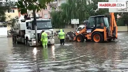 Okul bahçesini su bastı -