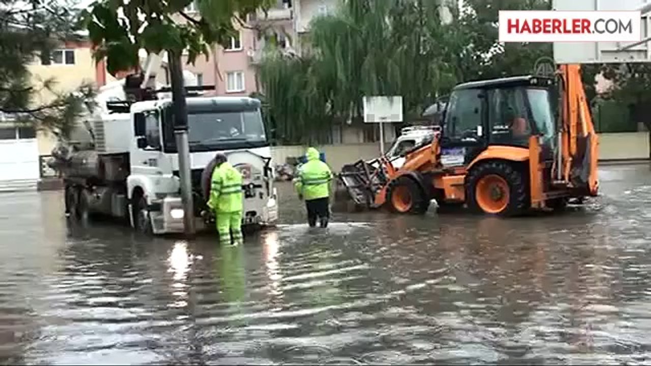 Okul bahçesini su bastı -