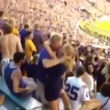 Casal sem vergonha mostra que arquibancada não é lugar de namoro