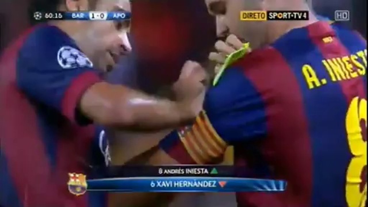 Xavi le coloca el brazalete a Iniesta @nogolipo