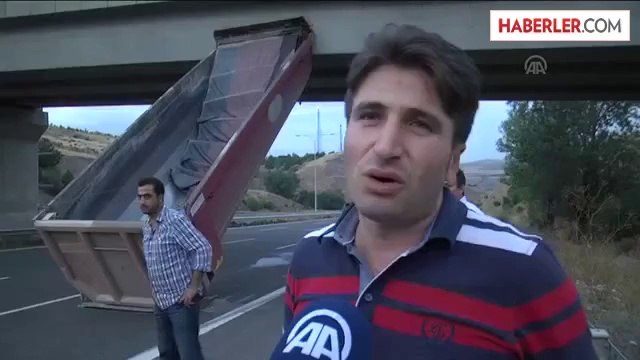 Tırın açılan damperi köprüye takıldı -