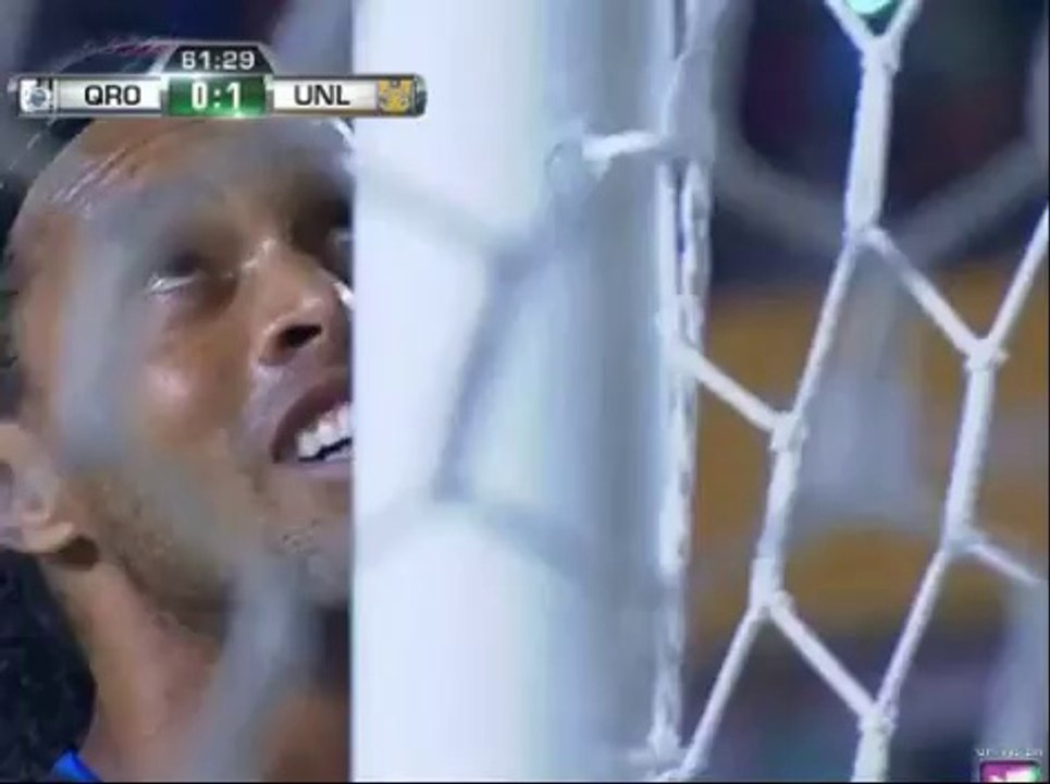 Ronaldinho falla un penalti en su primer partido con el Queretano.
