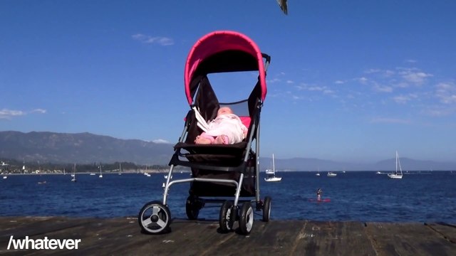 Un bébé dans une poussette tombe à l'eau du haut d'un ponton : caméra cachée terrifiante!