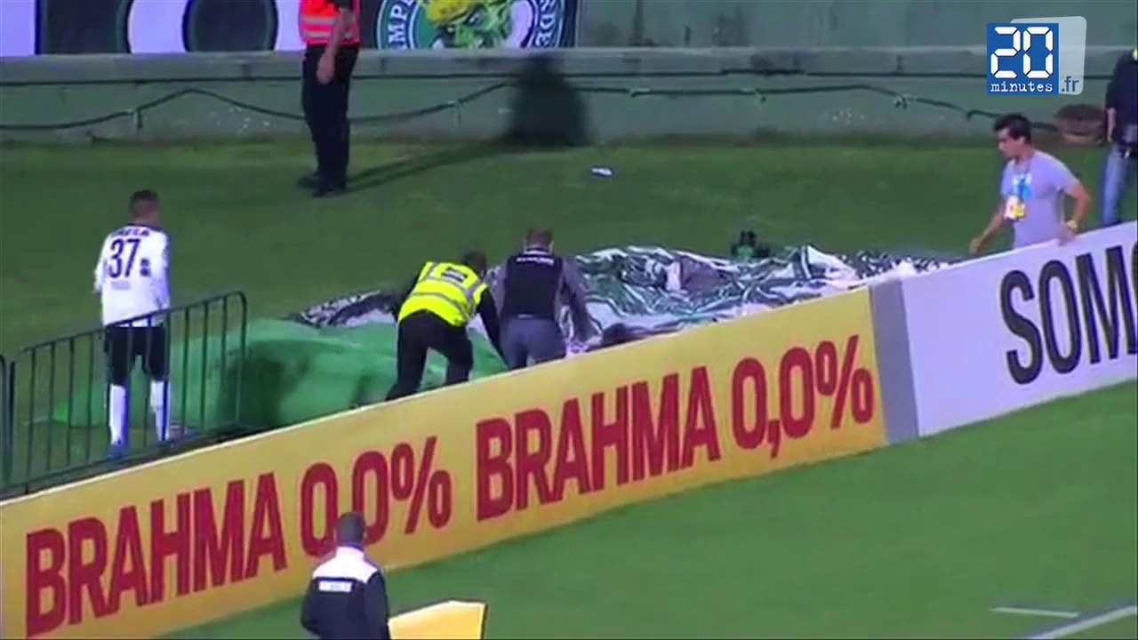 Foot: il tombe dans un trou en voulant fêter son but