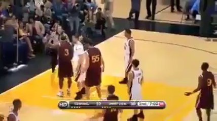 L'arbitre met un dunk en plein match de basket !