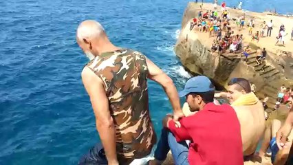 marocain âgé qui donne une leçon de plongeon aux plus jeunes