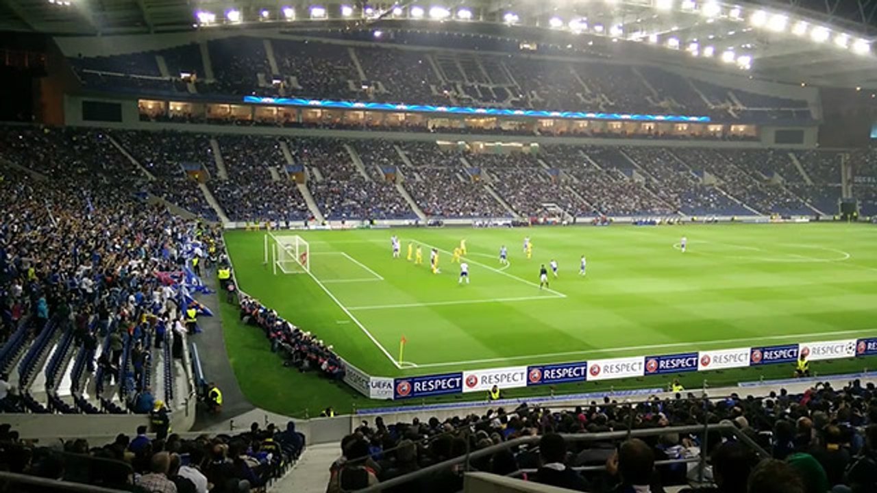 Le coup franc de Brahimi contre Borisov vu des tribunes