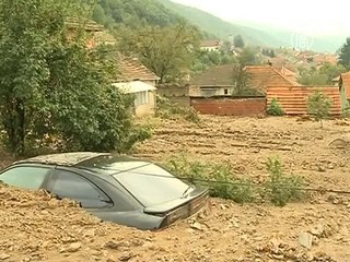 На улицах в восточной Сербии – завалы после наводнения