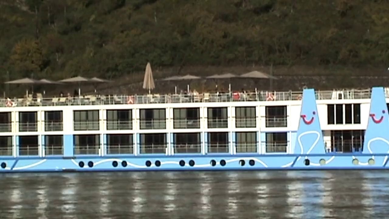 Züge und Rheinschiffe bei Bad Salzig, BR155, Railion BR152, 2x DBAG BR185, DB Cargo BR152