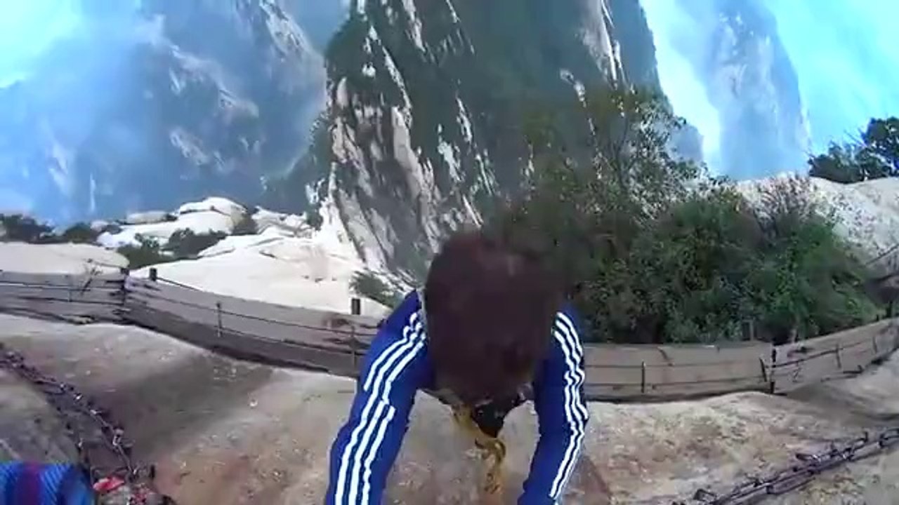 Uçurumun Dibinde Yürüyen Yürek Yemiş Eleman