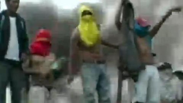 Weapons seized from Bolivia jail after riots