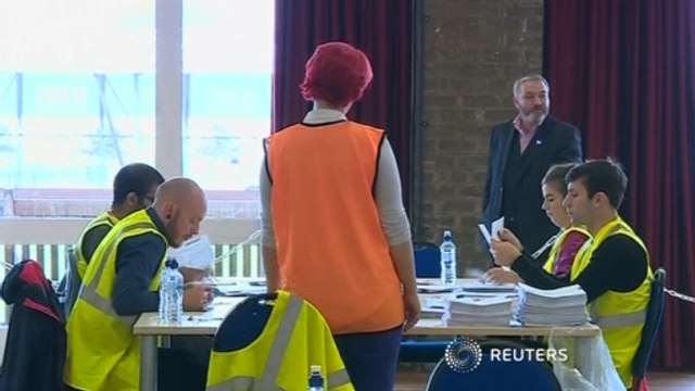 Scots vote on Independence, U.K.'s fate on knife's edge