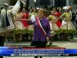Michelle Bachelet baila durante festividades por aniversario de Chile