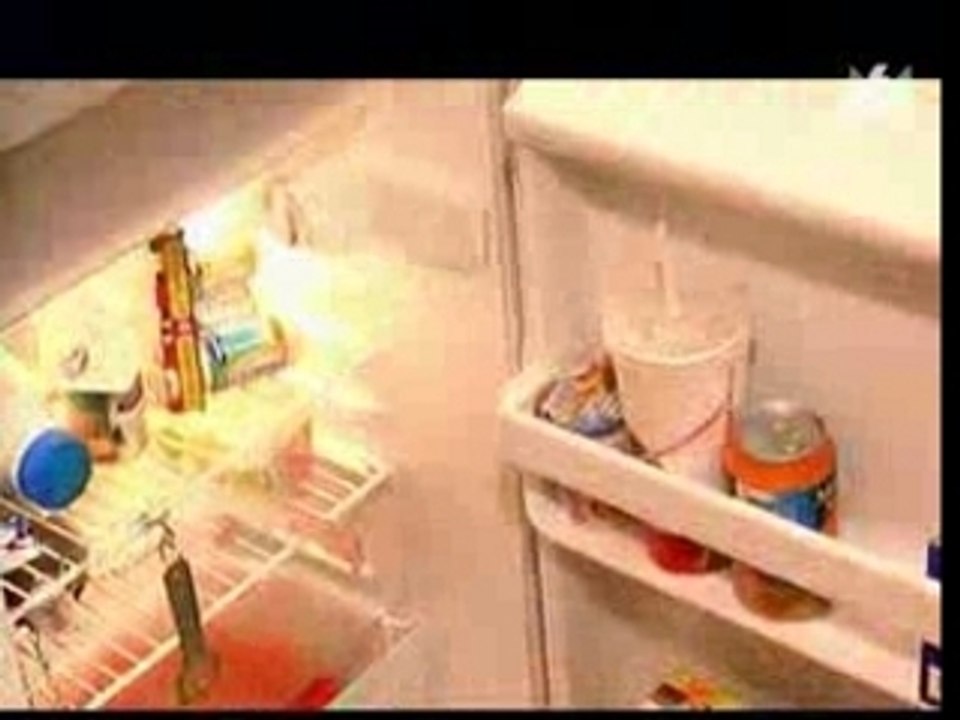 Cindy dans sa chambre mange des yaourts!