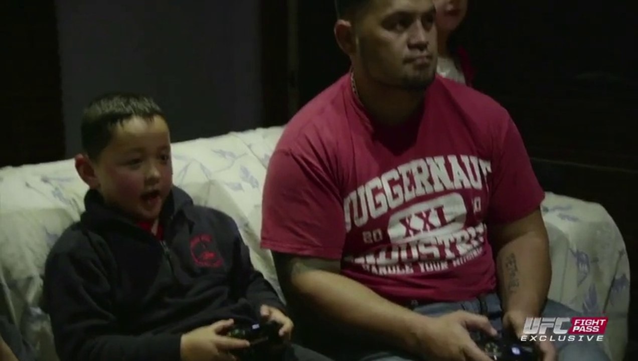 Fight Night Japan: Mark Hunt Gym Escape