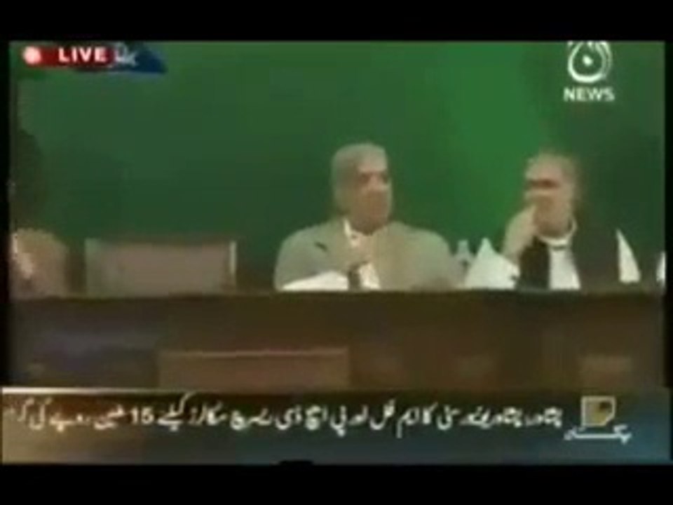 شہباز شریف گو نواز گو نعرہ لگواتے ہوئے