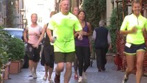 Tourists enjoy guided tour of Rome - at a jog