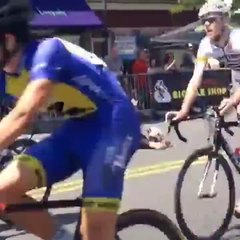 Un cycliste crie victoire un peu trop vite