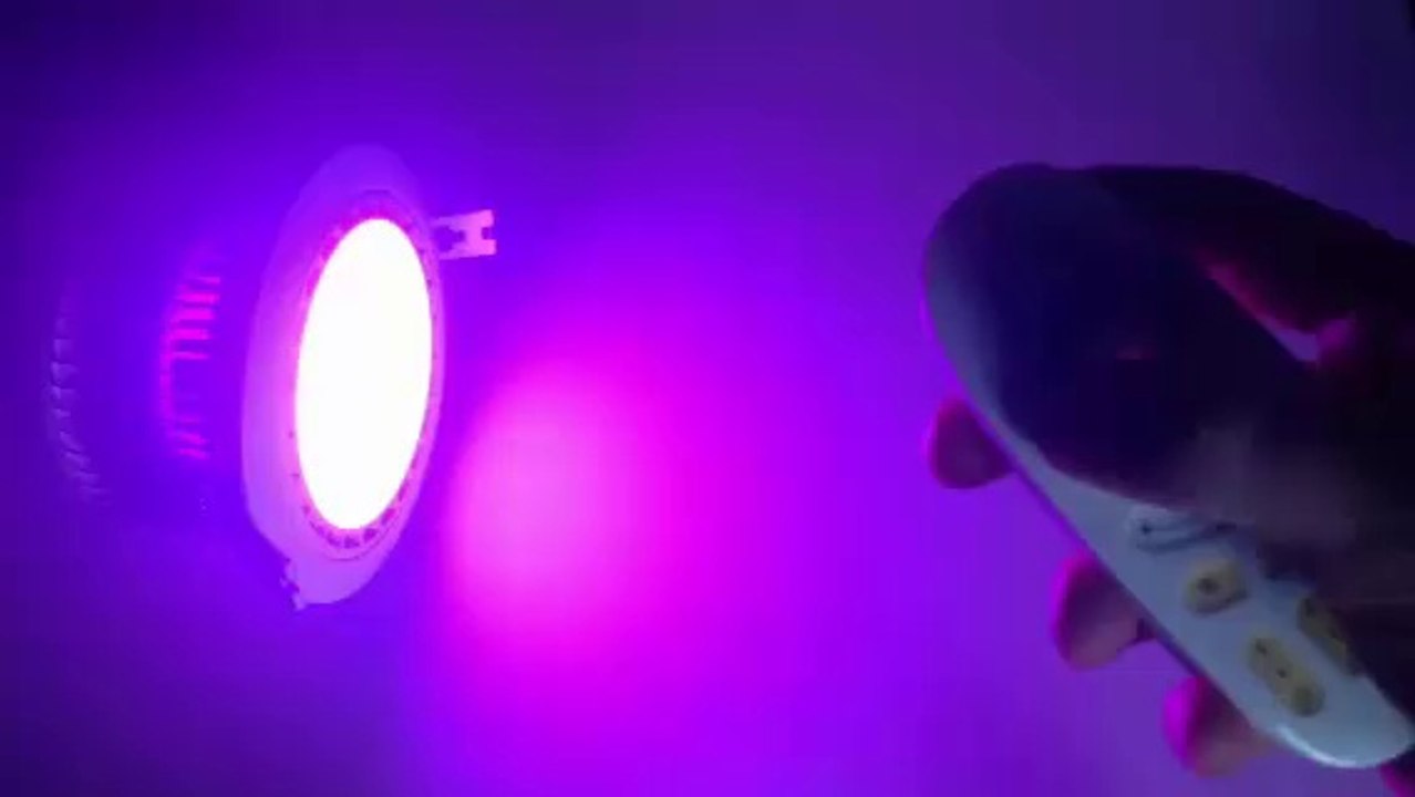 Spot LED RGB encastrable controlé par télécommande wifi ou smartphone