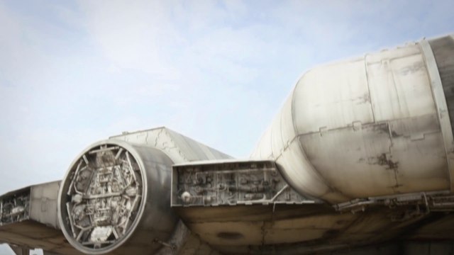 JJ Abrams dévoile le Falcon Millénium du futur Star Wars.