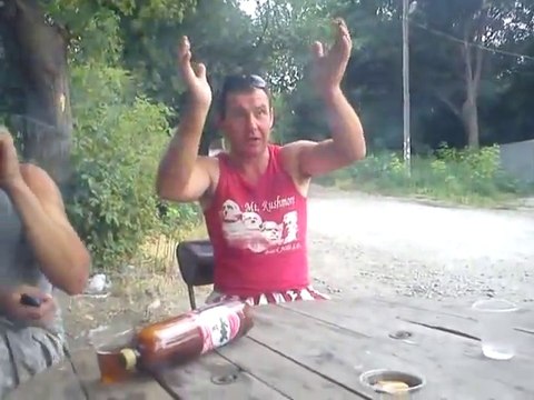 Un homme mit K.O par une bûche de bois... Et ses amis se moquent de lui!