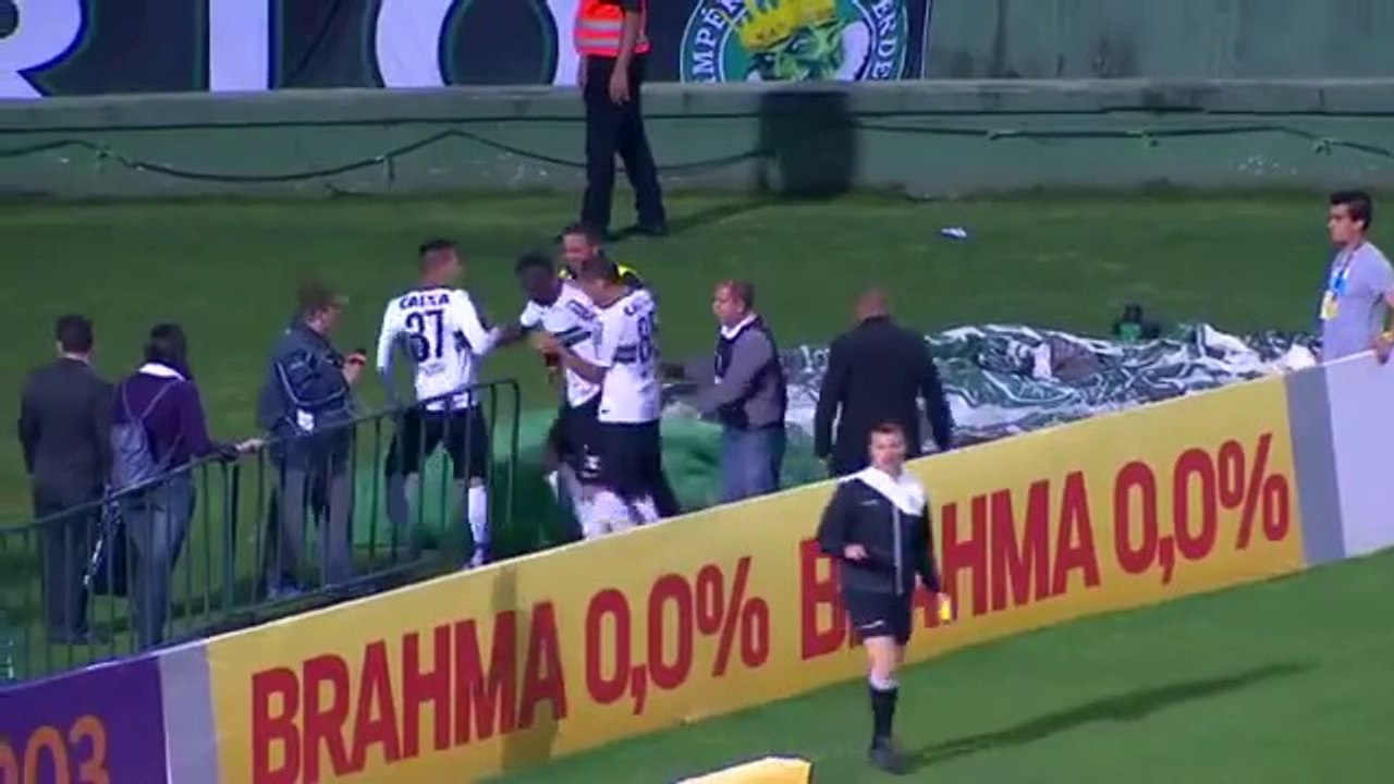 Gros fail d'un joueur de FOOT au moment de célébrer son but. Gamelle violente!