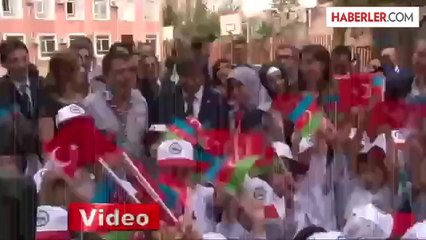 Davutoğlu, Bakü Türk Anadolu Lisesi'ni Ziyaret Etti