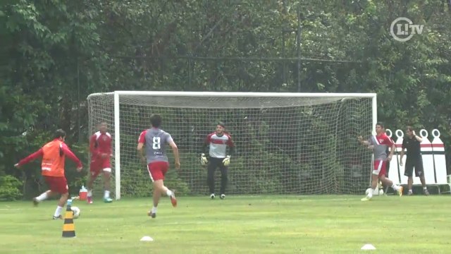 Muralha! Reserva de Ceni fecha o gol em treino do São Paulo