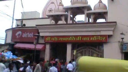 Bade Ganapati ka Mandie Indore people offering puja before a trip