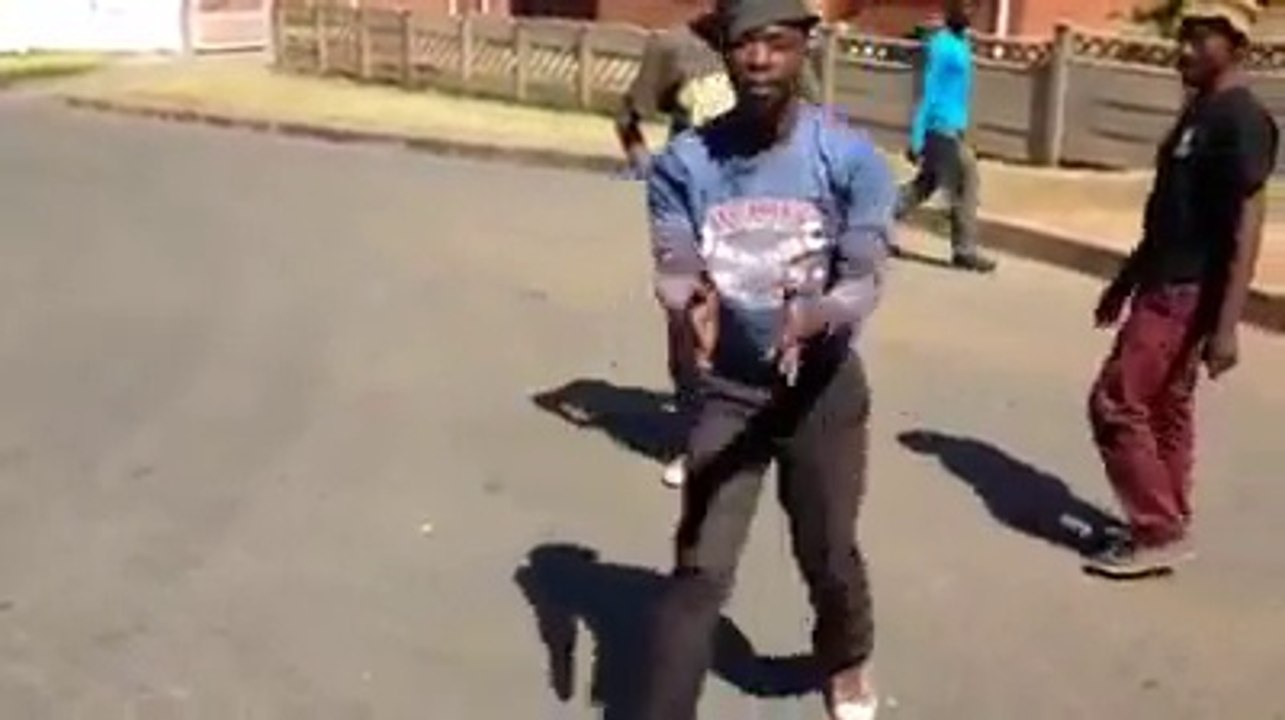 Artistes de rue énorme : Tours de magie et contorsions - Chapeau volant