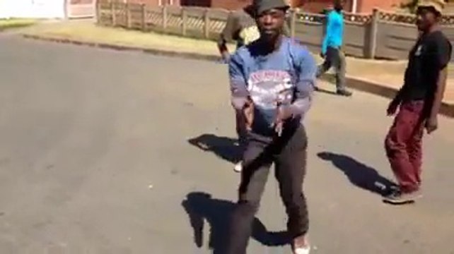 Artistes de rue énorme : Tours de magie et contorsions - Chapeau volant