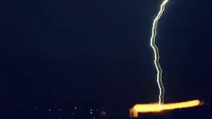 Elektrik hattını buharlaştıran yıldırım